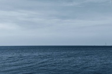 Finlandiya Körfezi kıyıları klasik maviyle. Ufuktaki ada ve yelkenliler klasik maviyle