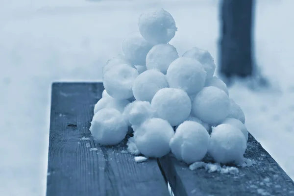 Skluzavka Přilepených Sněhových Koulí Dřevěné Lavičce Dvoře Klasické Modré — Stock fotografie