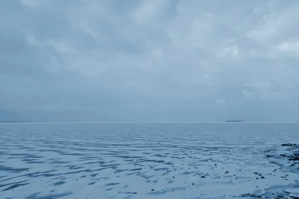 Finn Öböl Partja Fagyos Víz Télen Felhős Időben Klasszikus Kék — Stock Fotó