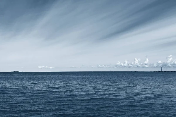 Finlandiya Körfezi Kıyıları Klasik Maviyle Ufuktaki Ada Yelkenliler Klasik Maviyle — Stok fotoğraf