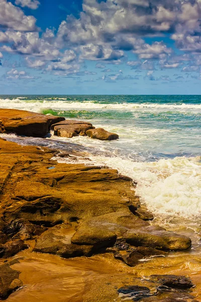 Onde che schizzano sulle rocce — Foto Stock