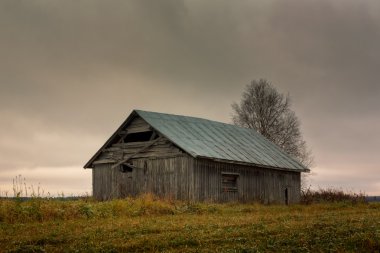 Terk edilmiş Barn House sonbahar alanlar üzerinde