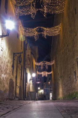 Noel ışıkları eski Tallinn şehir içinde