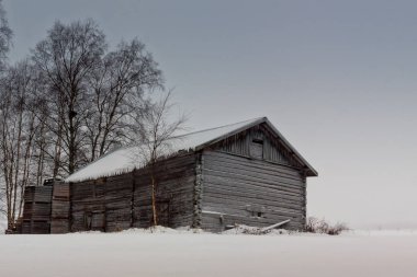 Eski ahır ve alanları üzerinde ahşap Kasalar