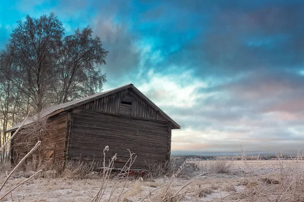 Zachód słońca zimą za stary dom stodoła — Zdjęcie stockowe