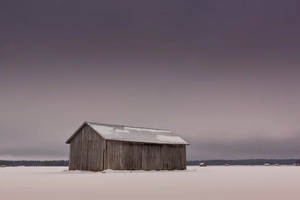 Zware wolken Over de besneeuwde velden — Stockfoto