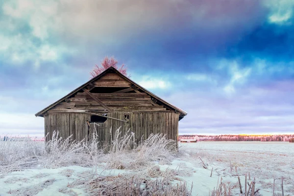 Barn House mroźne pól — Zdjęcie stockowe