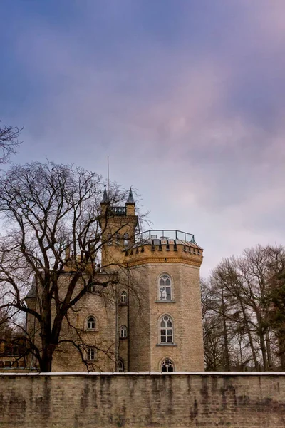 Castle bakom en vägg — Stockfoto