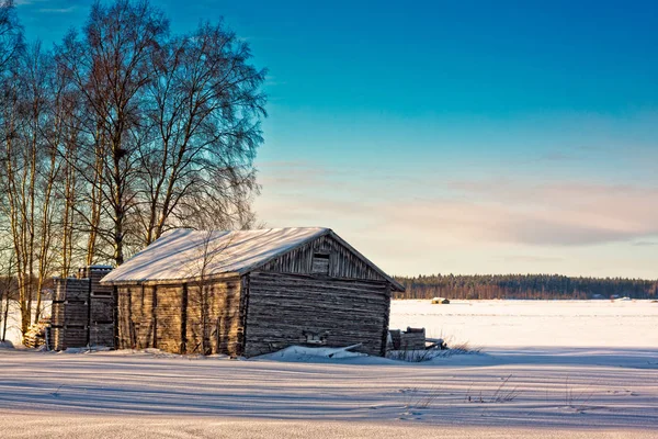 Alte Scheune badet in der Wintersonne — Stockfoto