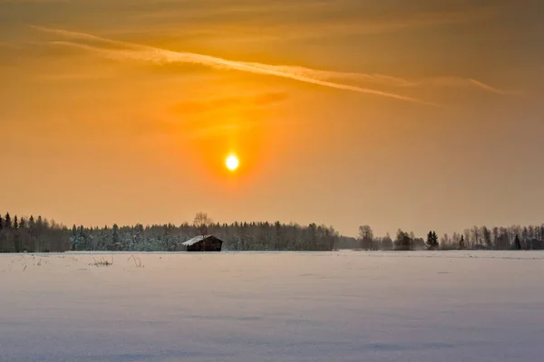 Pequena casa do celeiro sob o nascer do sol de inverno — Fotografia de Stock