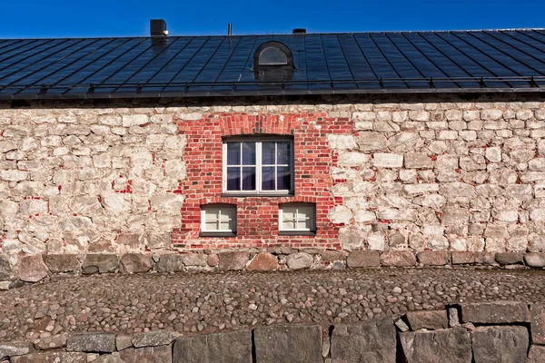 Tre fönster på en tegelvägg — Stockfoto