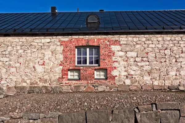 Tres ventanas en una pared de ladrillo — Foto de Stock