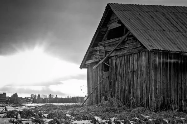 Frühlingssonnenuntergang hinter einem alten Scheunenhaus — Stockfoto