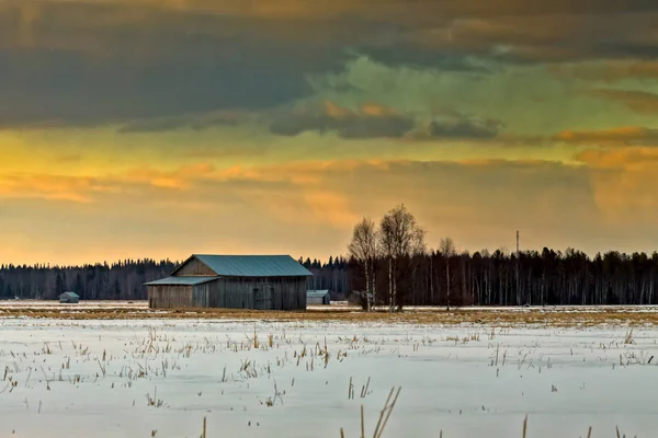 Gamla ladhus i Springtime solnedgången — Stockfoto