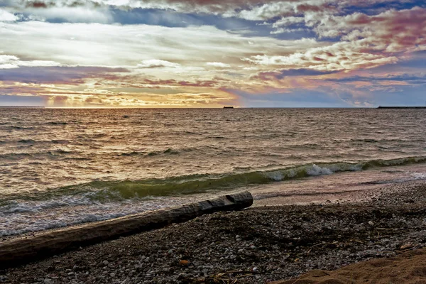 Vagues à la plage de Pirita — Photo