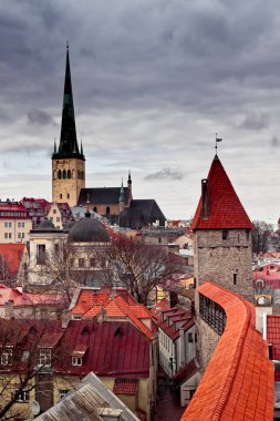 Kilise kulesi ve dramatik gökyüzü