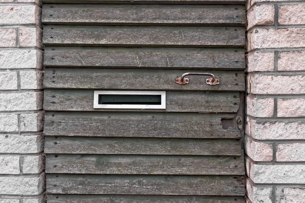 Caixa de correio e alça em uma porta velha — Fotografia de Stock