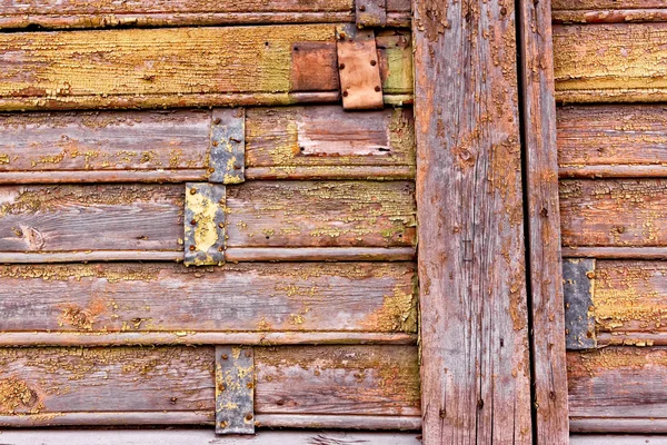 Pared vieja con soportes de metal — Foto de Stock