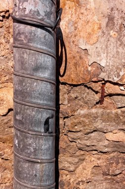 Eski kırık duvara boru drenaj