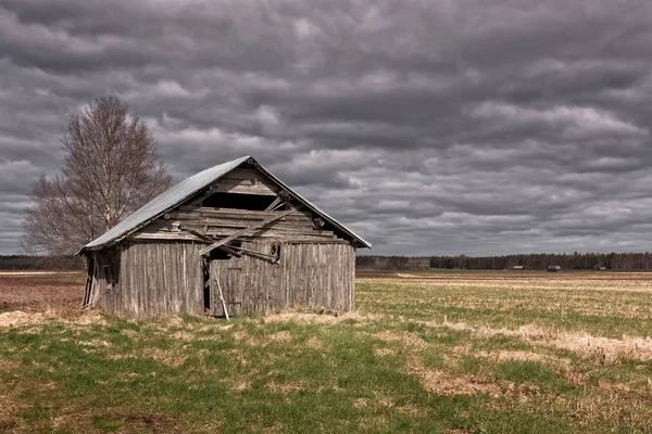Nubes de lluvia sobre la vieja casa del granero — Foto de Stock