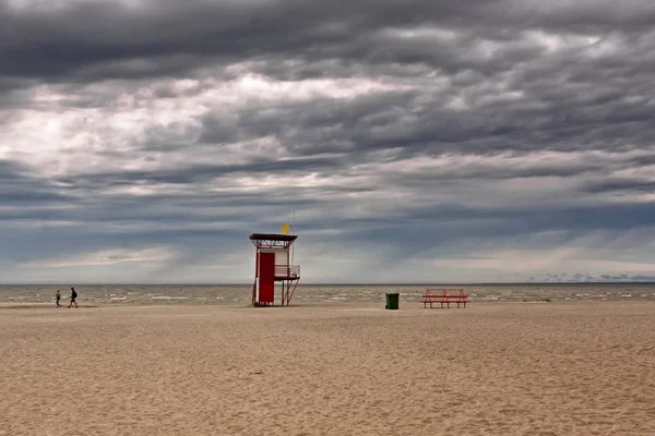 Nuages de pluie sur la plage — Photo