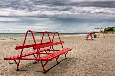 Kırmızı bir plaj bankta