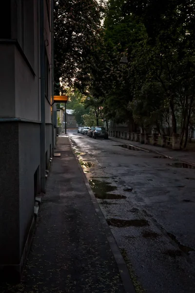 Nachtlicht auf einer Straße in Tallinn — Stockfoto