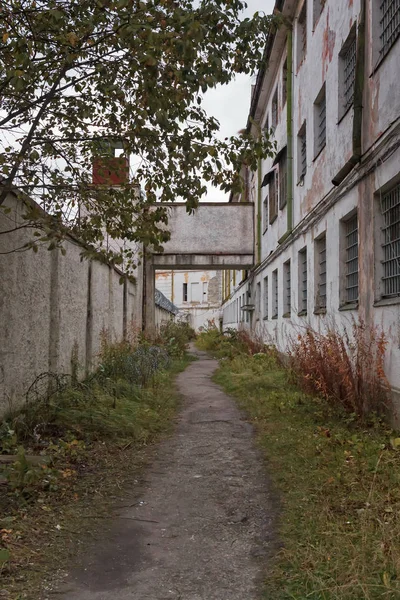 Hapishane kapısı yolu