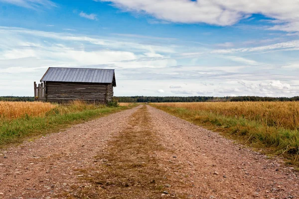 Oude schuur door de onverharde weg — Stockfoto