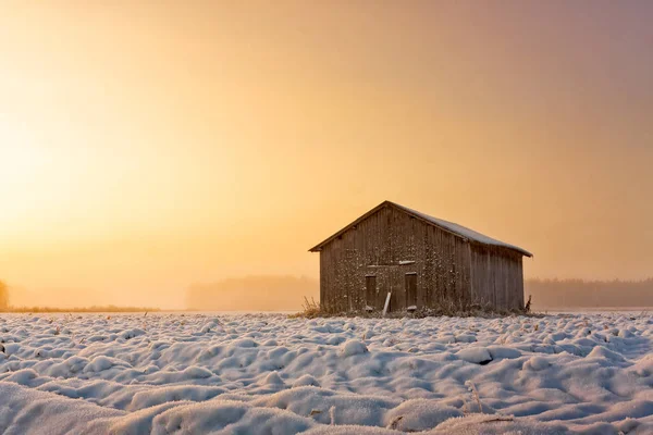 Stará stodola domu v zimě Sunrise — Stock fotografie