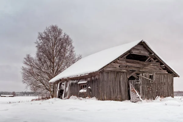 Maison de grange abandonnée couverte de neige — Photo