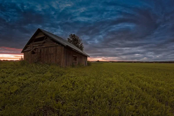 Eski Barn House dramatik yaz gökyüzü altında