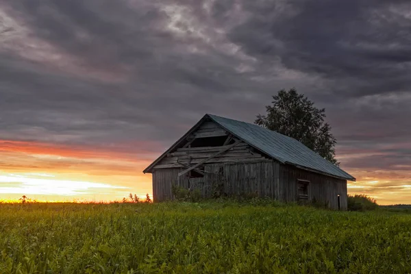 Einsames Scheunenhaus auf den Feldern — Stockfoto