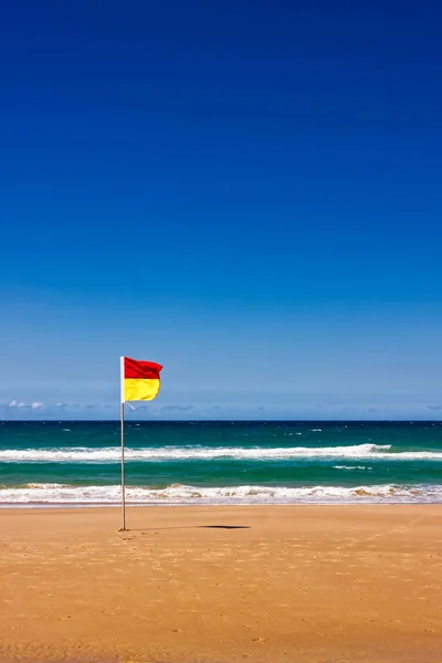 Μοναχική ζωή Saver σημαία στην παραλία της Αυστραλίας — Φωτογραφία Αρχείου