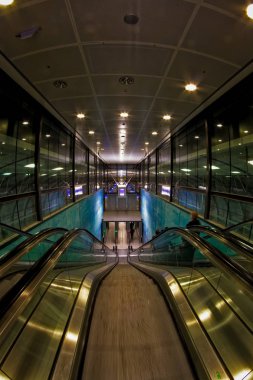 Havaalanı'nda yürüyen merdiven tüneli