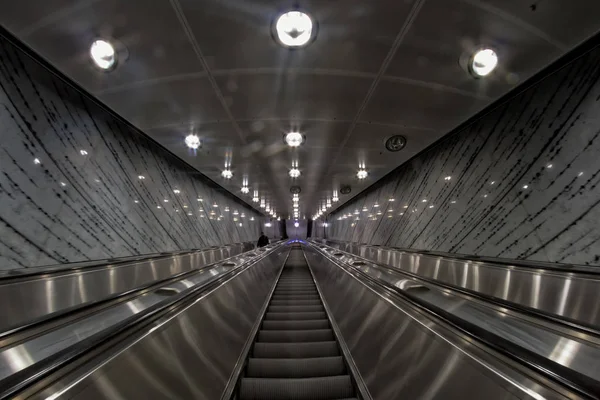 Escalera del aeropuerto va hacia abajo — Foto de Stock