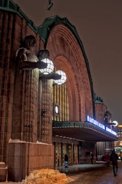 Helsinki tren istasyonunda heykeller
