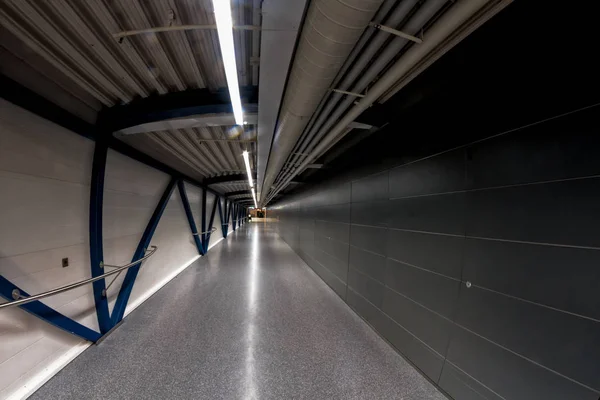 Túnel en el aeropuerto de Helsinki — Foto de Stock