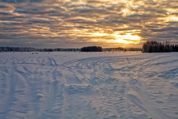 Драматическое небо над снежными полями — стоковое фото