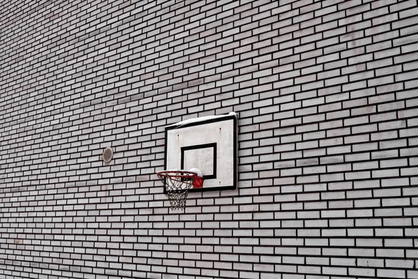 Koszykówka obręcz na mur z cegły — Zdjęcie stockowe