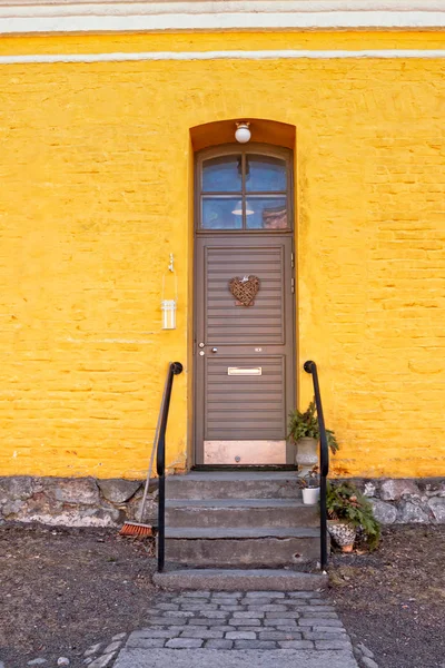 Porta na parede de tijolo amarelo — Fotografia de Stock