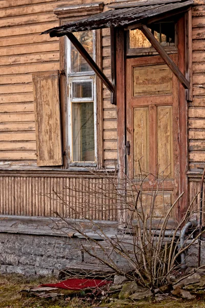 Gammal trädörr och ett litet fönster — Stockfoto