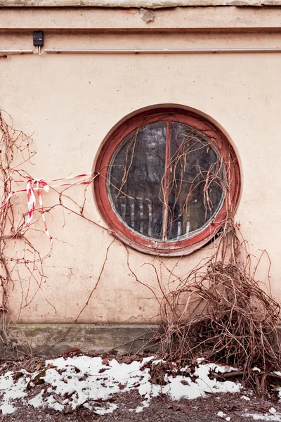 Runda fönster och döda grenar — Stockfoto