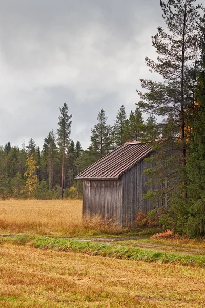 Tiny Barn House przez pola jesień — Zdjęcie stockowe
