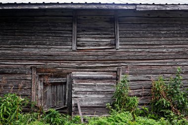 Üç delik bir duvar olarak