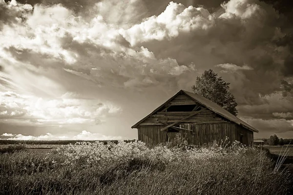 Nubes de verano sobre el granero y los campos — Foto de Stock