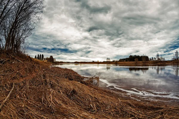 Lente wolken Over de rivier — Stockfoto