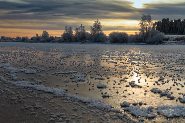 Утро на ледяной реке — стоковое фото