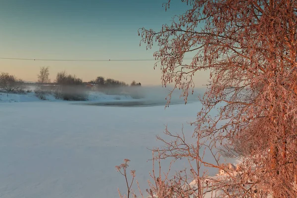Зимний рассвет у реки — стоковое фото