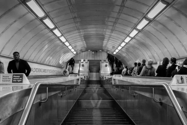 Escada rolante do metrô de Londres — Fotografia de Stock